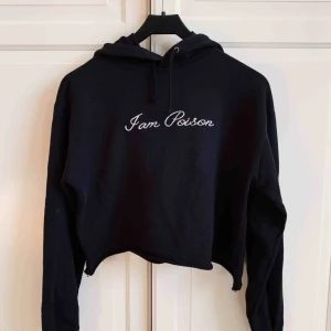  - Cropped hoodie från NAKD med texten ”Fam Poison”