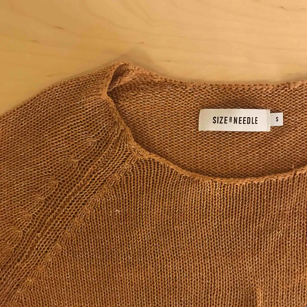 Jättefin glittrig(!!!) tröja från size & needle, köpt på Vero Moda! Fint skick😚 köpare betalar fraktkostnader! Hör av dig om du undrar nåt💗. Stickat.