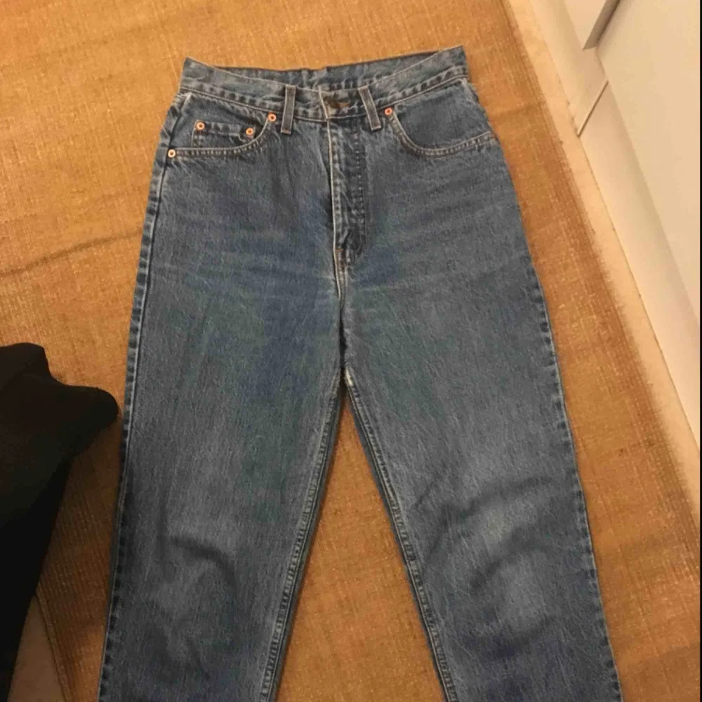 Levi’s jeans köpta på beyond retro. Finns ingen storleks lapp men skulle gissa att de passar en M eller lite mer baggy på en strl S. Knappt använda, säljer pga för korta på mig. . Jeans & Byxor.
