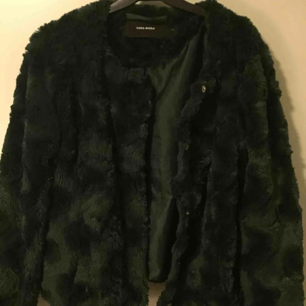 Jättefin grön imitations pälsjacka från Vero Moda! Säljer pga att den inte kommer till användning, jättefint skick! Köparen står för frakt(:. Jackor.
