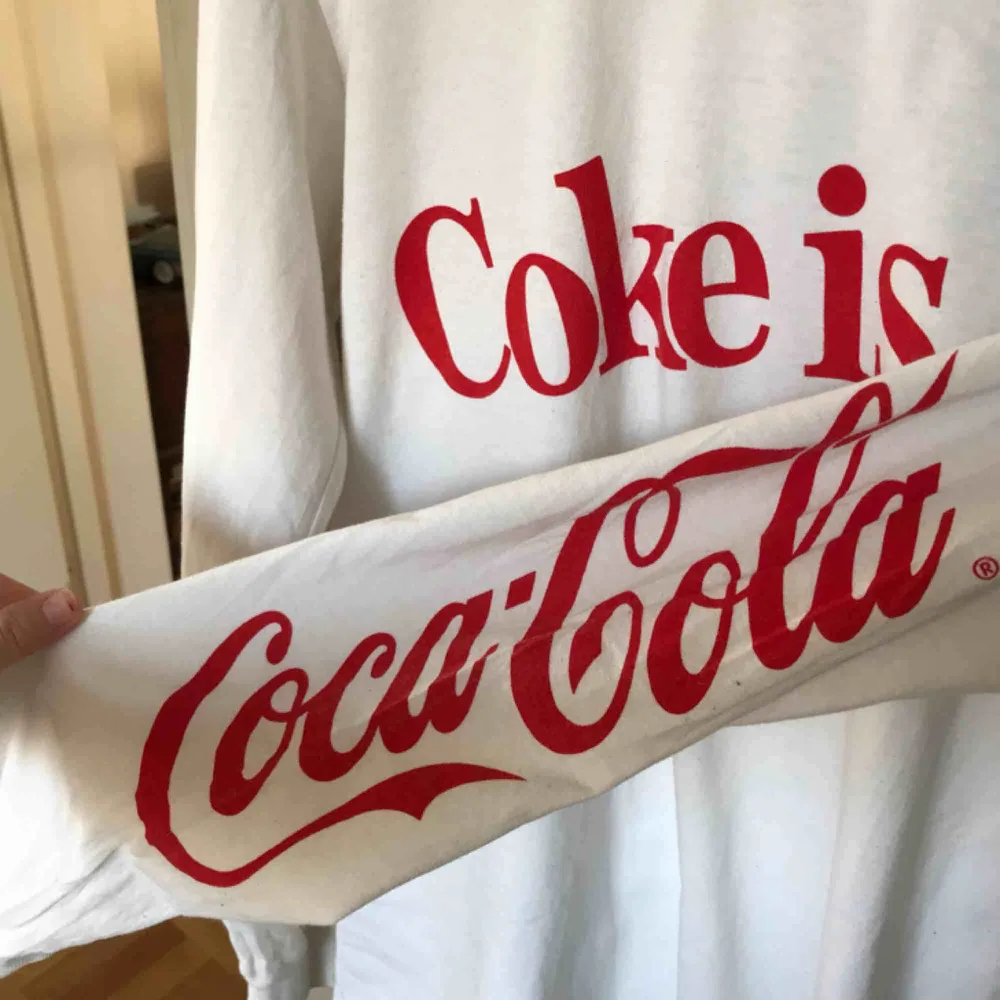 Coca-Cola tröja köpt på Pull&Bear. Röda Coca-Cola loggan finns på båda ärmarna, och texten ”Coke is  it!” på bröstet. Superskönt material och passform!! Relativt oversize fit. Köpare står för frakt! (:. Toppar.