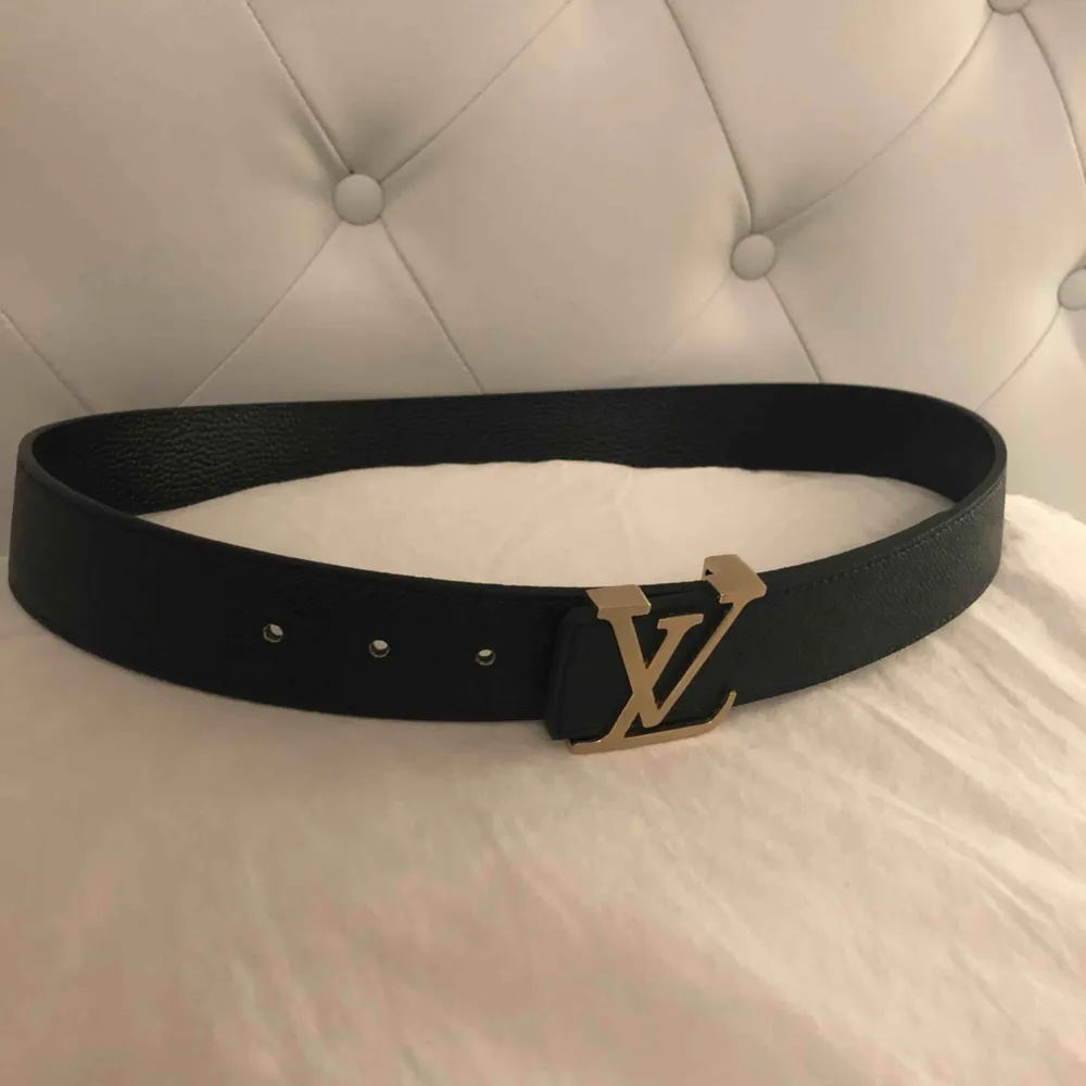 Nytt Louis Vuitton bälte Färg svart med guld Lv logga. Längd 100cm passar small till medium . Accessoarer.