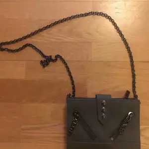 Crossbody väska i militärgrönt, inköpt på NK för ca 2 år sedan och är en väldigt sällsynt färg. Modellen heter kalifornia  