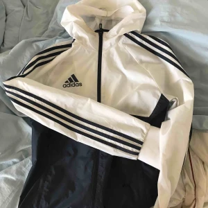  - Säljer en adidas vindjacka som nt kommer till användning. Bra skick 👍🏽👍🏽 pris kan diskuteras 