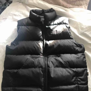  - Lite tjockare väst i storlek S, passar mig som har M men något tight💞