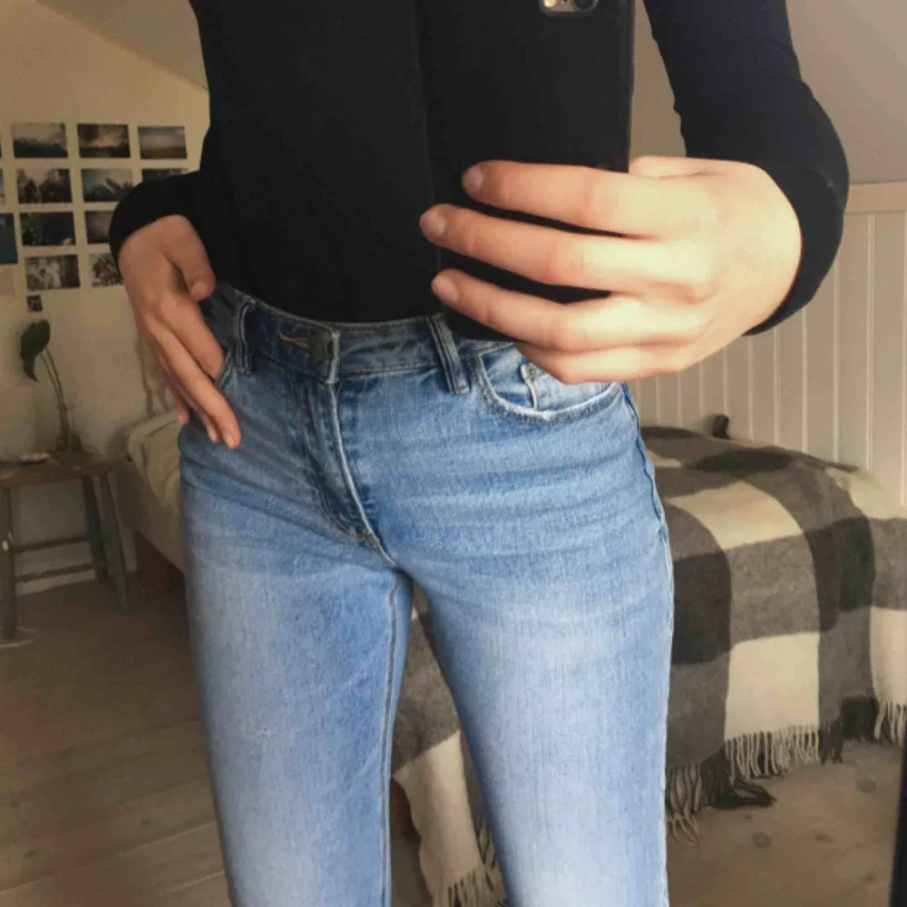Jättefina ankellånga jeans med slitningar längst ned från stradivarius.  Bra skick då dem är helt oanvända. 💓 kan mötas upp i Karlstad eller skicka på posten, frakt tillkommer:)). Jeans & Byxor.