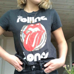  - Snygg t-shirt med coola tryck! Frakt tillkommer