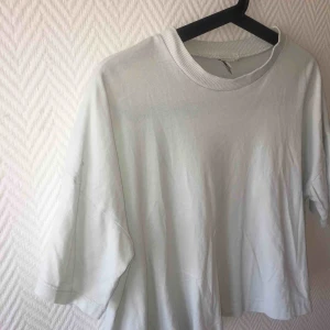  - Mintgrön tshirt från weekday, säljes pga använder inte längre, inga skråmor 😁