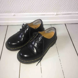  - Säljer mina Dr.Martens pga använder inte dem längre men dem är i väldigt fint skick. Är köpta i storlek 36 men jag har väldigt små fötter o den glappar liiite på mog om jag har tunna strumpor, så dem passar även ni som har stl.37!