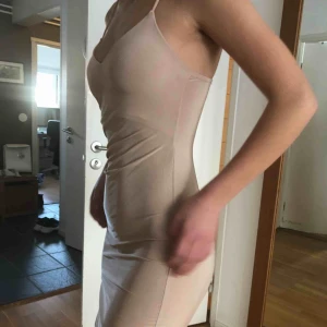  - Snygg känning från Nelly i glansigt material. Använd en gång och i fint skick. Köparen står för frakt. 