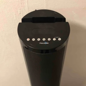  - Säljer min gamla högtalare då jag ej använder den. Den är köpt för 799kr.  Pengarna som den säljs för kommer gå till min skolas projekt som heter ”TBSTILLAFRIKA” dör jag tillsammans med fem elever strävar efter att få besöka vår partnerskola i Sydafrika!