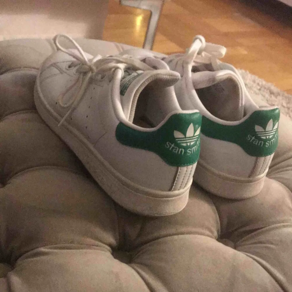 Adidas stan smith i bra skick!  . Skor.