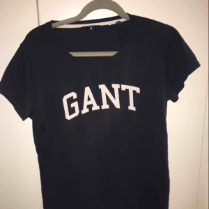  - GANT damtshirt. Mycket fint skick. Kan skickas mot en kostnad