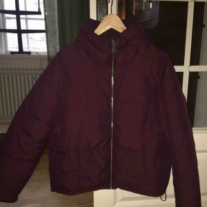 - En tjock vinterjacka som är använd fåtal gånger, därför i väldigt bra skick! Köpt för 500, nytt pris 300 + frakt! 🤩
