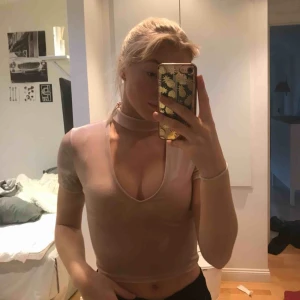  - Ljusrosa sammetstopp med urringning. Aldrig använd. Fraktas eller möts upp i uppsala