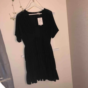  - En helt oanvänd svart klänning. Den kommer i två delar - en underklänning och själva klänningen. Den kommer från asos egna märke och den kostade 478kr när jag köpte den. Köparen får betala för frakt.