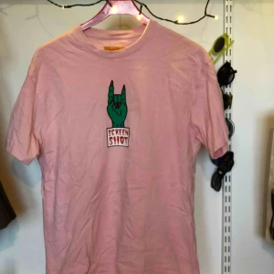  - Otrolig snygg rosa tröja från Carlings. Använd ett fåtal gånger, otroligt fint skick. Storleken är S men är mer som en M. Frakten ligger på 50 kr och köparen står för frakt! 