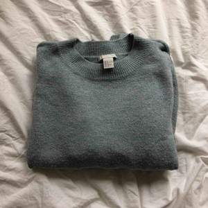 Fin ljusblå/glittrig stickad tröja ifrån H&M. Använd fåtal gånger, frakt tillkommer.