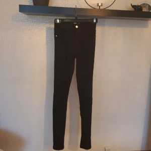  - Helt oanvänd midjehöga jenas från bikbok, jättefina, men för små för mig 