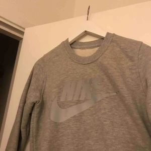  - Grå nike tröja, aldrig använd pga fel storlek. 