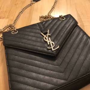  - På sista bilden ser man att märket åkt ut från hålet där men det märks inte förens man tar på det! Men det är inget som syns så eller stör!  Annars jätte bra skick! Som ny✨