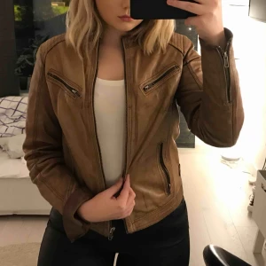  - Skinnjacka från rock and blue. Nypris: 2700kr. Använd en del men inga hål mm. Frakt:90kr skicka meddelande vid frågor eller mer bilder💗