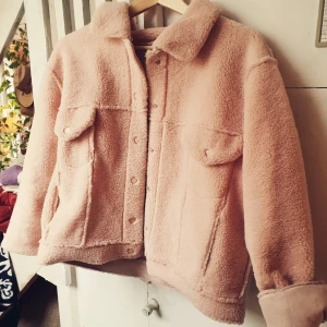  - Overzised sjukt snygg teddy jacka älskar, köparen står för frakten 