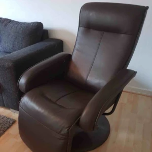  - Säljer en brun fåtölj, köpt för x antal år sedan, men nästan i nyskick. Väldigt fint skick. Går att ha i sittläge men även liggläge, endast seriösa köpare uppskattas, tack!