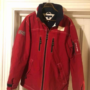  - Snygg vintagejacka från Tommy Hilfiger. Väl använd men i trevligt skick. 