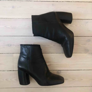  - Svarta läderstövletter från Topshop, endast använda ett fåtal ggr o i fint skick. Storlek 36. Kan skickas mot fraktkostnad eller mötas upp i centrala Stockholm.
