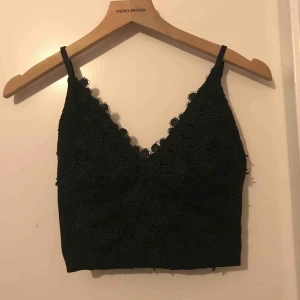  - Svart topp/magtröja  Oanvänd  Köpare står för frakt 