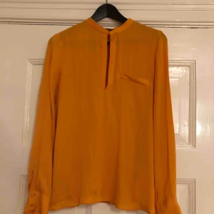  - Blus från Zara i polyester. Sparsamt använd och fint skick.