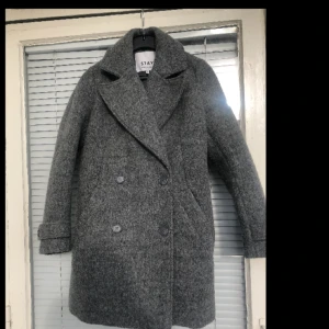  - Grå kappa i jättefint skick säljes. Från märket STAY, innefodret på högra axeln är dock lite sönder (se sista bild). 