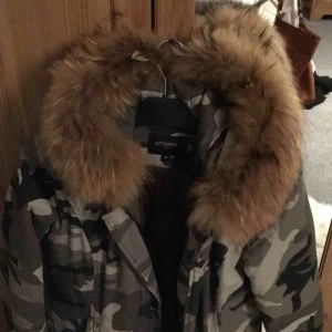  - Jättefin och varm jacka som e använd sparsamt under en vinter , äkta päls , köparen står för frakt 🌸