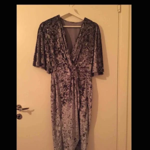  - Klänning i mörkgrönt/skimrande sammet från Zara. Passar XS-M. Oanvänd pga fel längd. Draperad med snyggt fall, perfekt till vinterfesterna men också skön på sommaren. Möts upp i Stockholm efter överenskommelse alternativt skickas mot fraktkostnad.