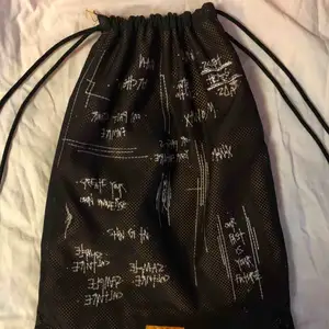 Counter Culture // Mo'Wax x Nike Fin ryggsäck i svart mesh med oranget tyg under.    