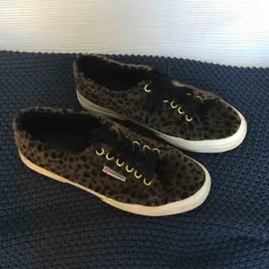 Superga skor i låtsas päls leopard. Super snygga och unika, inköpa i deras egna butik i London. Säljer pga att dom inte kommer till användning. 