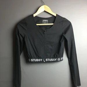  - Stussy magtröja, använd 1 gång. Storlek small