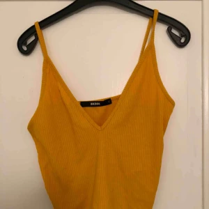  - Gul urringad magtröja från BikBok