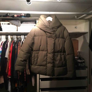  - Olivgrön jacka med hög krage från h&m