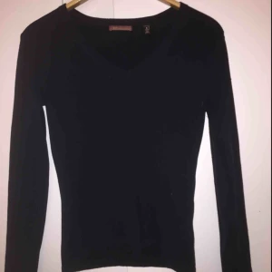  - Svart V ringad tröja från märket 525 America. Superkvalitet och är väldigt skön! Sparsamt använd. Köpare står för frakt :)