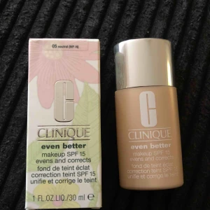  - Säljer foundation från Clinique SPF 15.  Färg 05 neutral.  30ml Endast testad . Ny i förpackning .