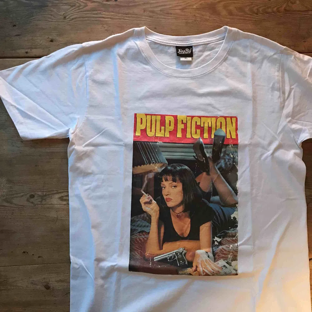 pulp fiction t-shirt, aldrig använd. Köparen står för frakt . T-shirts.