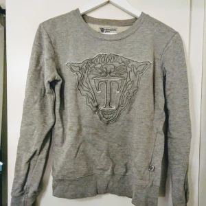  - Grå collegetröja från Tiger of Sweden. Fint begagnat skick.