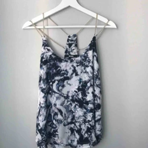  - Fraktkostnaden är inkluderat i priset 💌  Sparsamt använd topp från Bik Bok med blå och lila inslag samt guldkedja som axelband. 