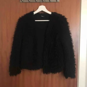  - Fluffig Kofta/jacka ifrån ginatricot, i fint skick! 