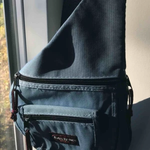  - Eastpak-väska i lite större storlek! Perfekt att ha över axeln men får fortfarande plats med mycket grejer (finns många fack).