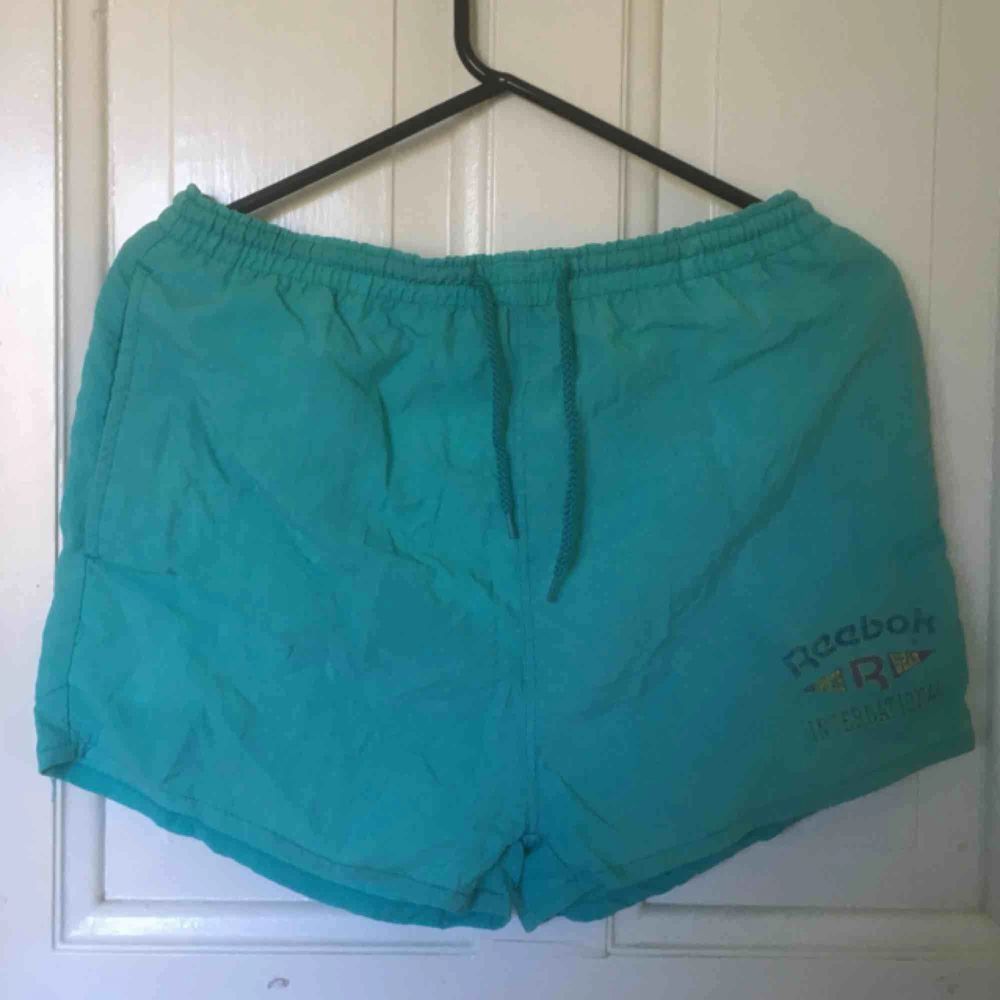 Vintage Reebok-shorts i välanvänt skick. Frakt inräknat i priset.. Shorts.