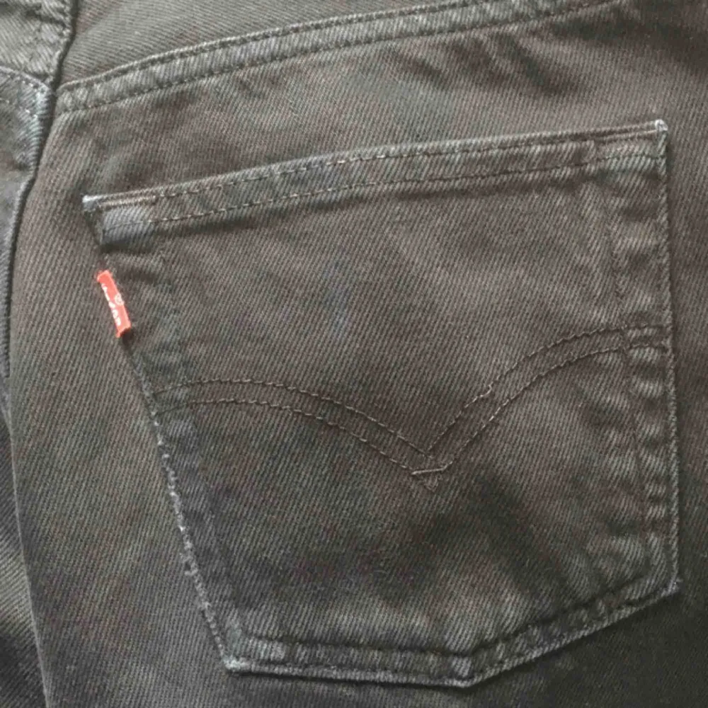 Fina vintage Levis 501 i svart utförande. Fri frakt.. Jeans & Byxor.