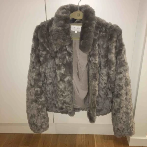  - Pälsjacka från vila. Världens bästa/snyggaste och skönaste modell: har likadan i svart som jag har överanvändt. Denna är använd max 5 gånger utan skavanker. 